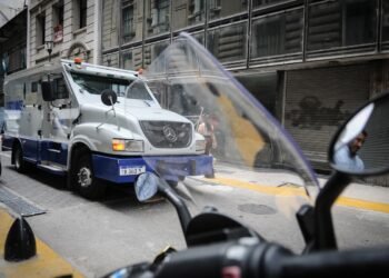 Leve aumento del dólar mayorista