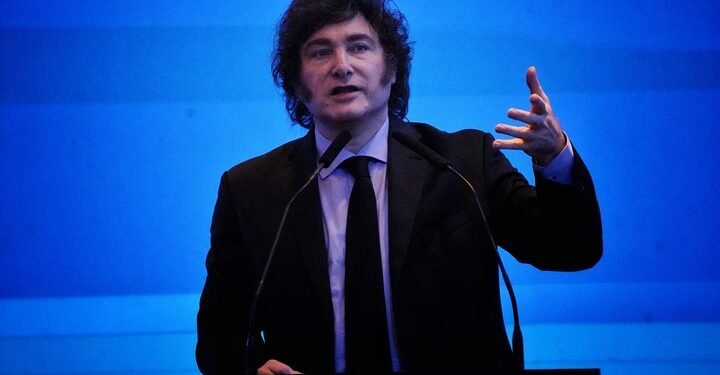 Encuesta revela leve mejora de Javier Milei, aunque se mantiene entre los presidentes menos valorados
