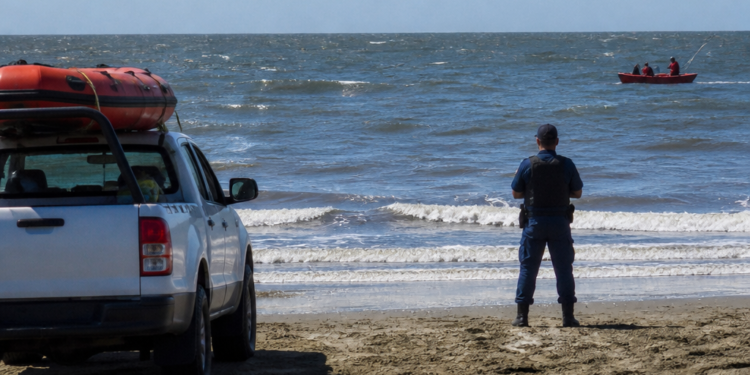 Intensa búsqueda en Santa Teresita de dos kayakistas desaparecidos