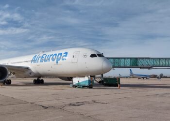 Una aerolínea permite el pago en débito en dólares para evitar la percepción de ganancias