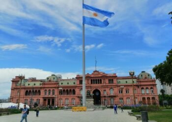 El Gobierno apuesta a la aprobación de la revisión del FMI y no descarta un waiver
