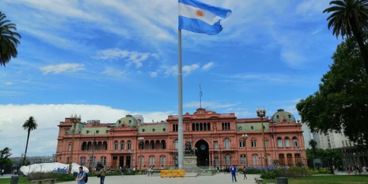El Gobierno apuesta a la aprobación de la revisión del FMI y no descarta un waiver