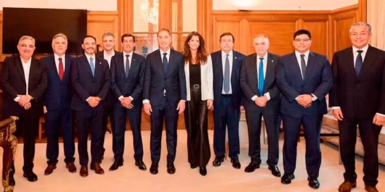 Los gobernadores definen sus calendarios electorales y se distancian de la contienda nacional