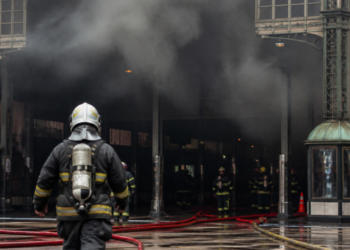 Incendio en la estación Constitución: se evacuó la terminal y Bomberos trabaja en el lugar