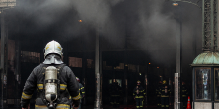Incendio en la estación Constitución: se evacuó la terminal y Bomberos trabaja en el lugar